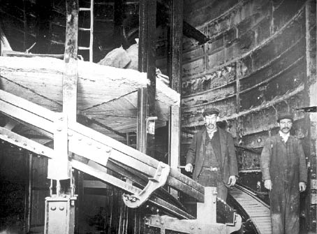 Figure 1. The only known photograph of the experimental Reno spiral elevator installed at Holloway Road station in 1906