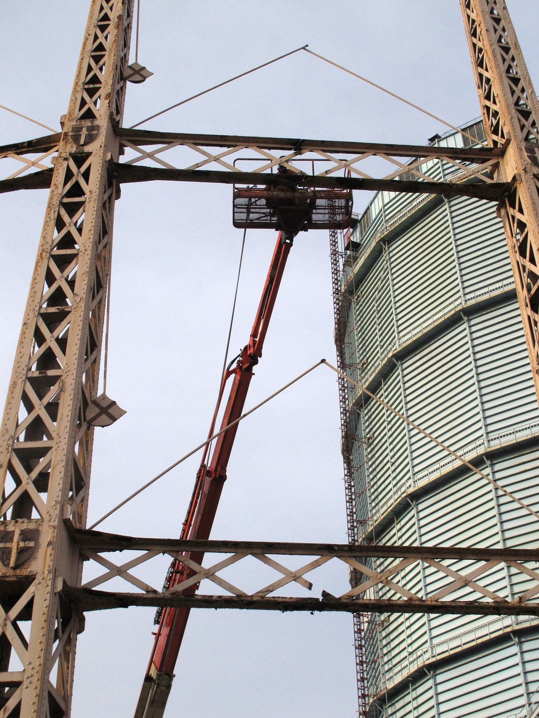 Dismantling the Morton gasholder, 9 Dec 2014. © Sarah Timewell