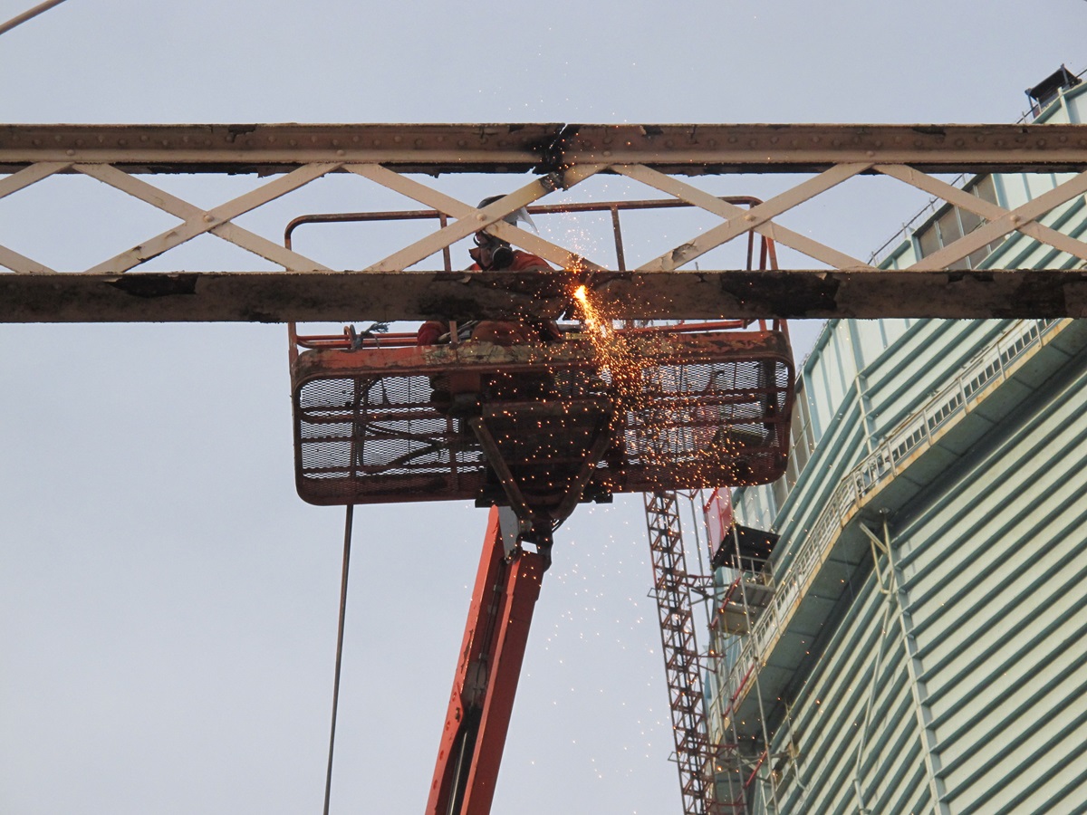 Dismantling the Morton gasholder, cutting through, 9 Dec 2014. © Sarah Timewell