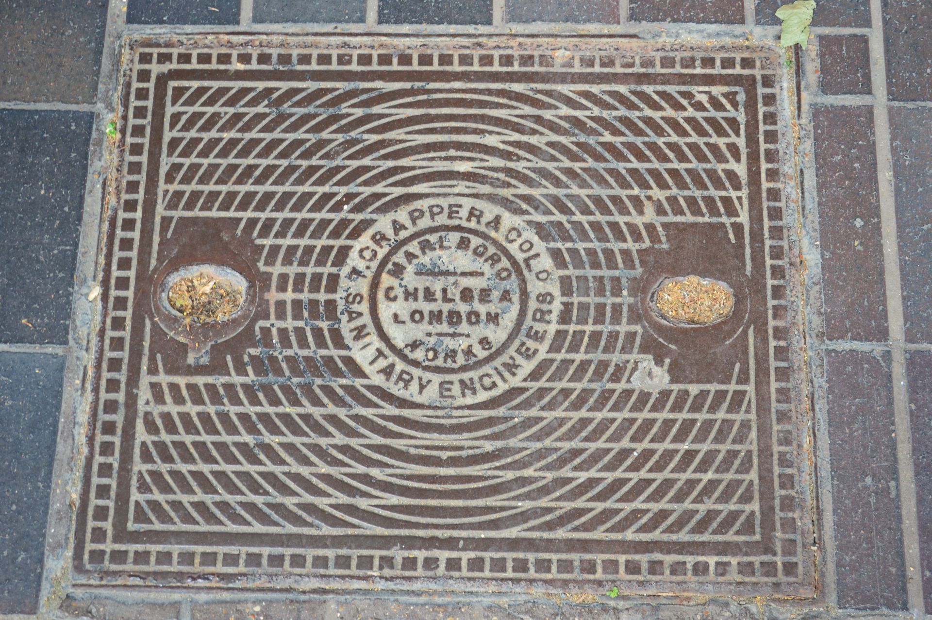 48 Old Church Street, Crapper drain cover