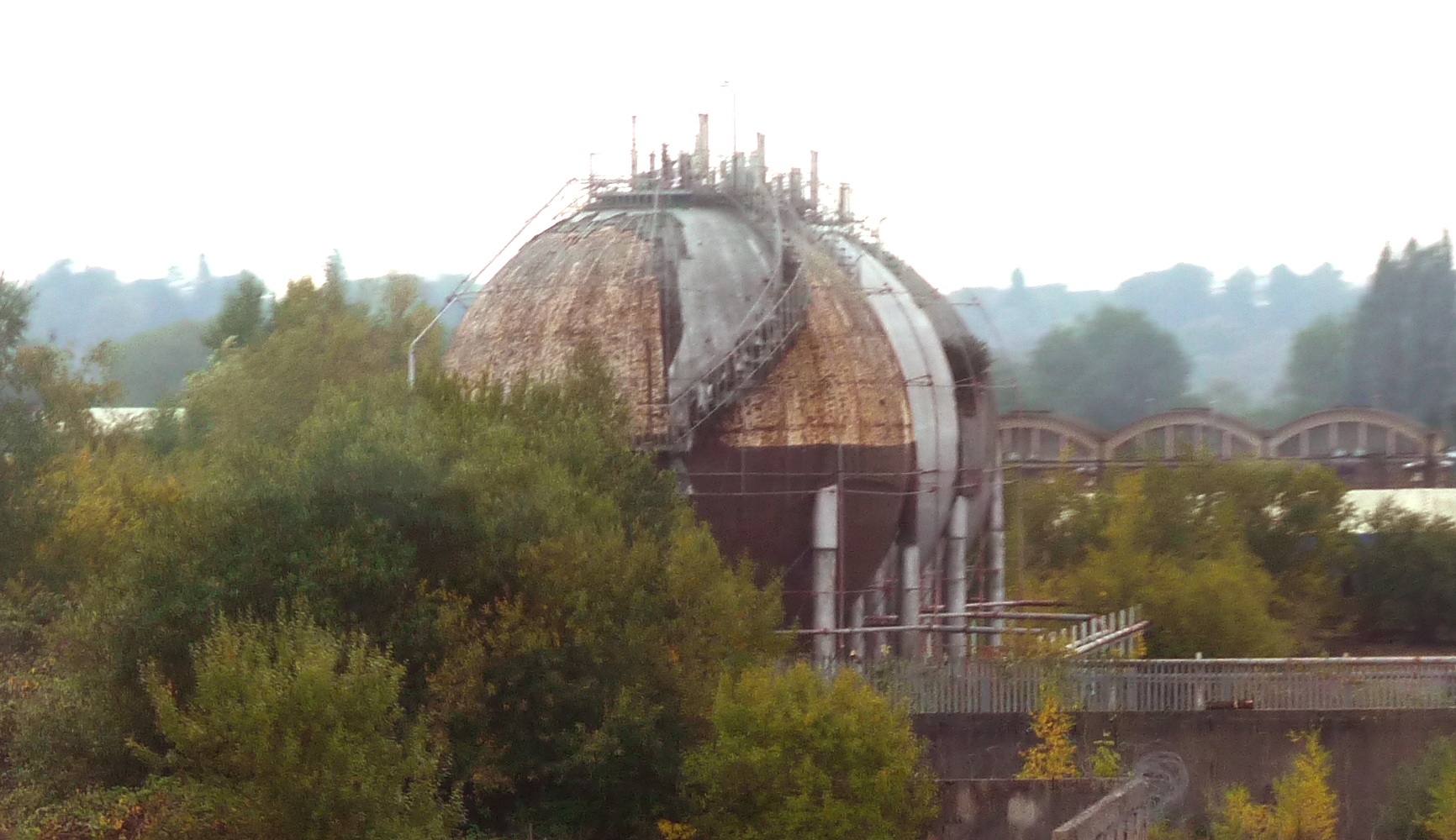 Hitchin spherical gas holders © Bob Carr