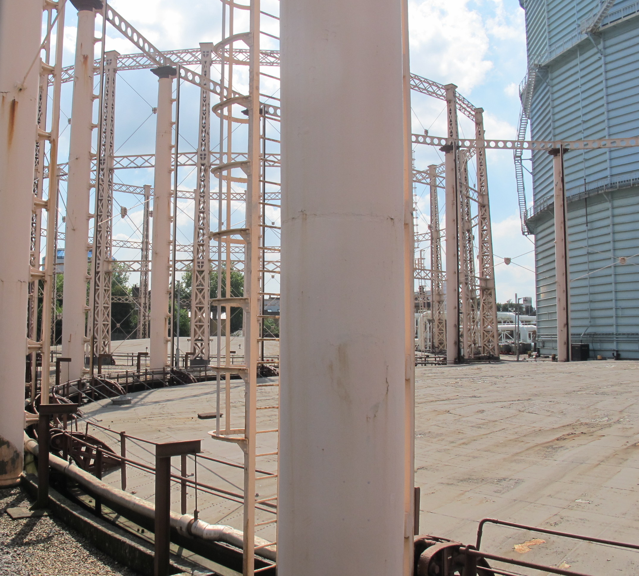 looking east through No 5 to No 6. © Sarah Timewell