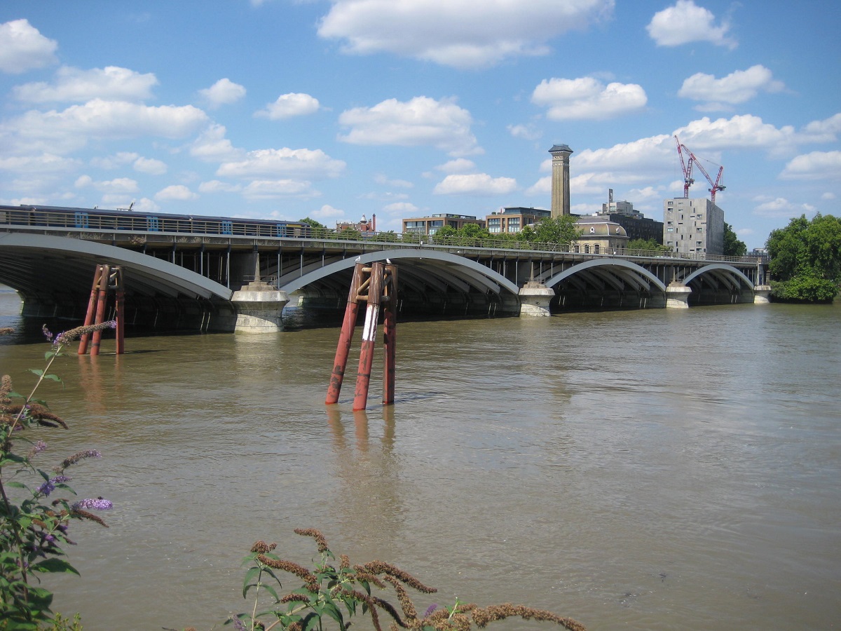Victoria (Grosvenor) Railway Bridge © Robert Mason 2022