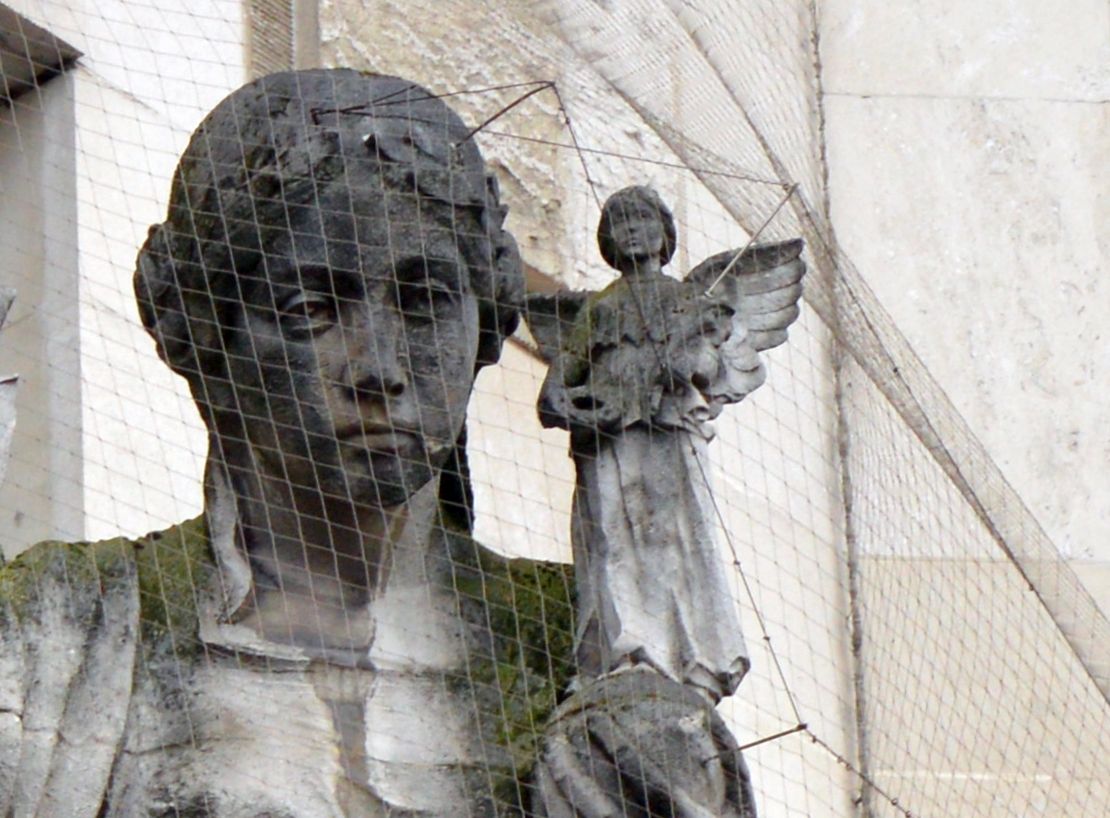 Athena holding Nike, Waterloo Station arch © David G Thomas